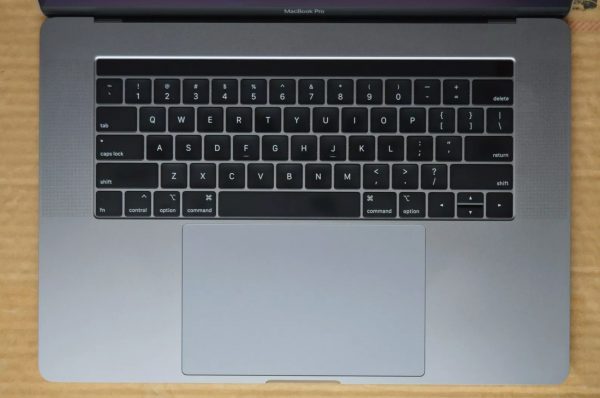 MacBook Pro A1990 - Image 3